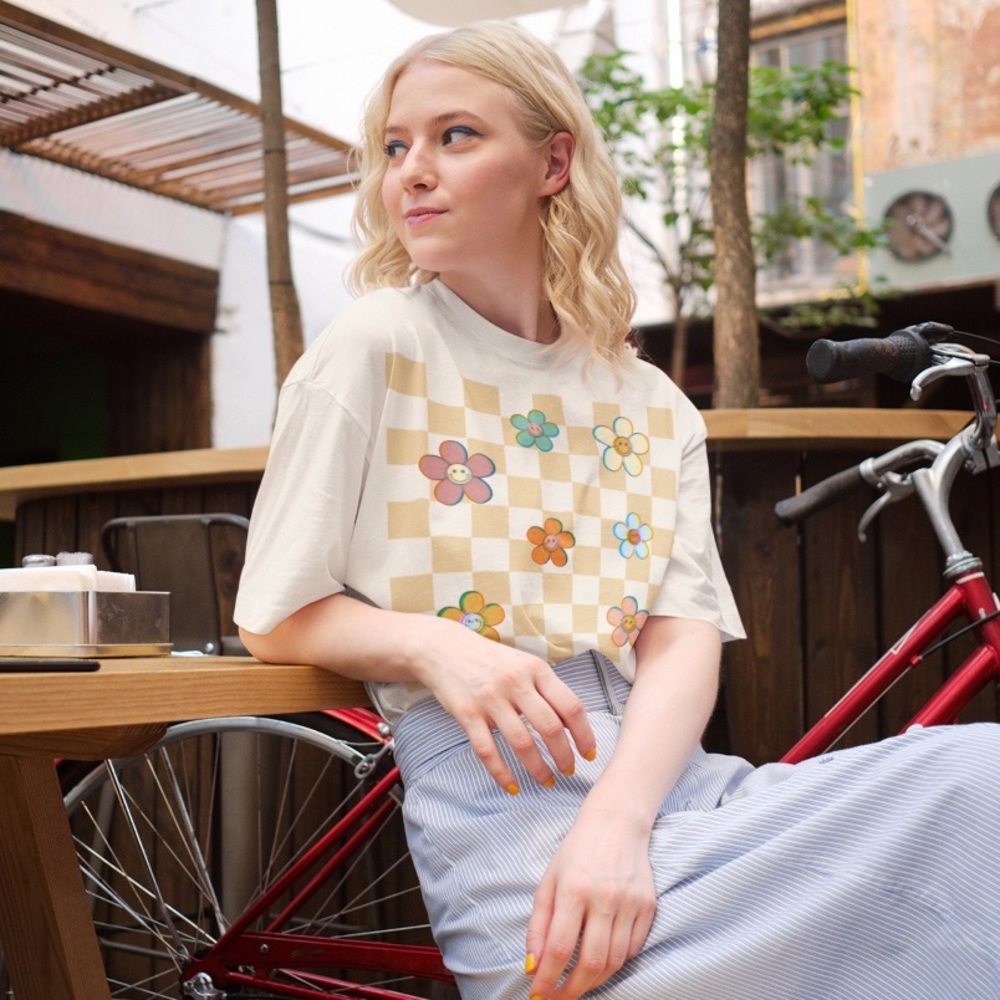 Daisy checkered graphic tee🌼🌼